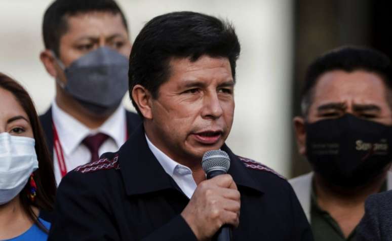 Analistas dizem que inexperiência e despreparo levaram Pedro Castillo a decretar toques de recolher no Peru