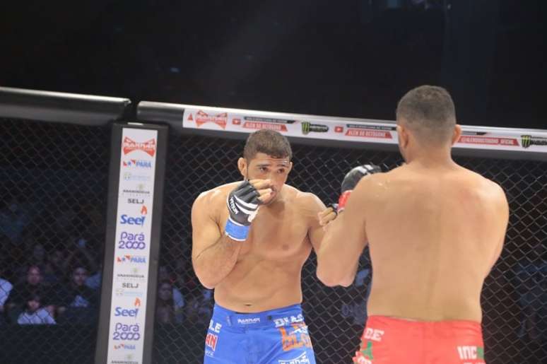 Eduardo Camelo (de azul) aplicou joelhada para vencer Suicida no Iron Man MMA 23 (Foto: Divulgação)