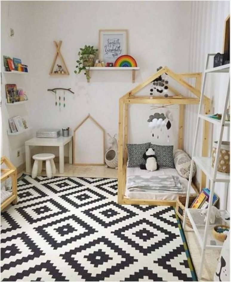 7. Tapete preto e branco para decora&ccedil;&atilde;o de quartinho de beb&ecirc; montessoriano &ndash; Foto: Apartment Therapy