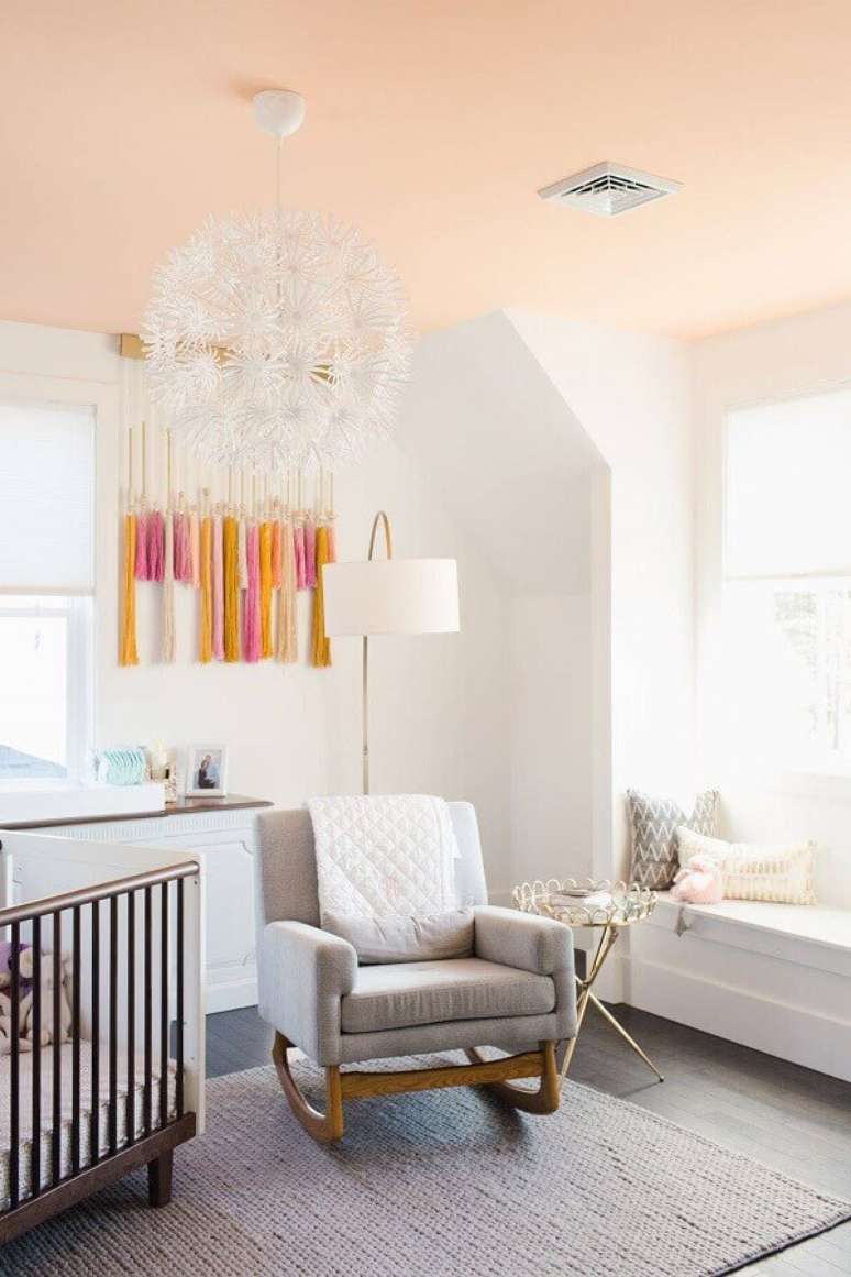 61. Quartinho de beb&ecirc; unissex decorado com cores claras com poltrona de balan&ccedil;o &ndash; Foto: Houzz