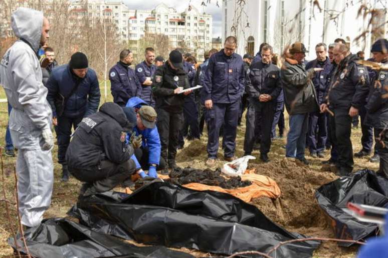 Ucranianos encontraram várias valas comuns com civis mortos em Bucha