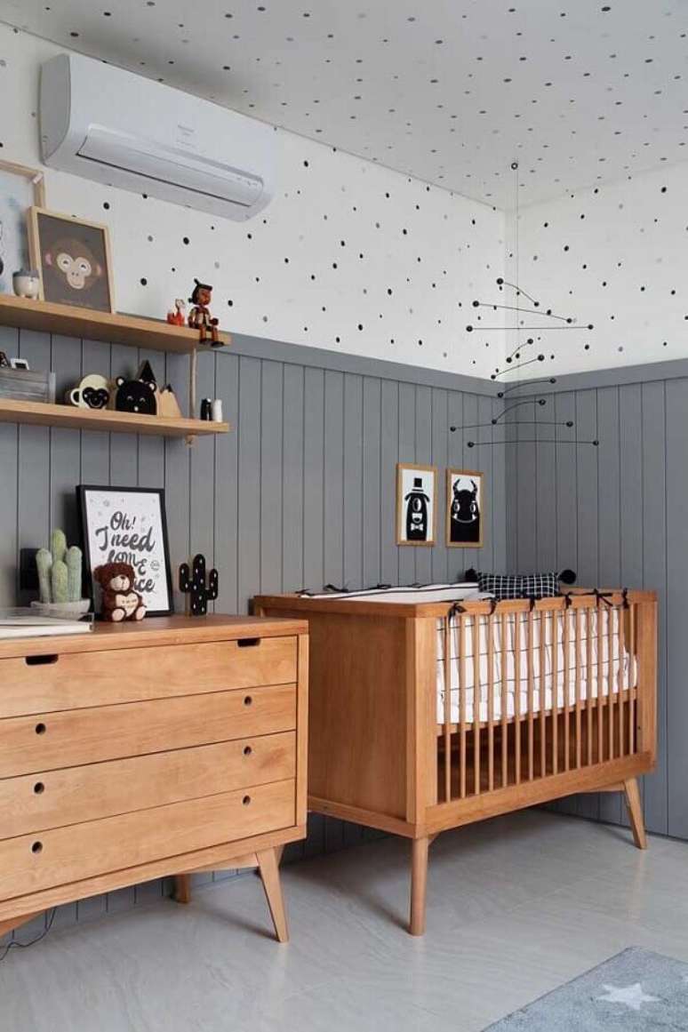 35. Meia parede cinza e moveis de madeira para decora&ccedil;&atilde;o de quartinho de beb&ecirc; simples &ndash; Foto: Studio Ro+Ca