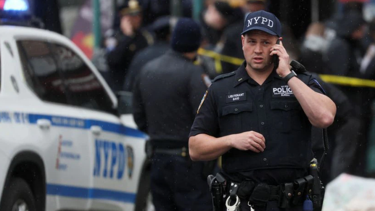 Policial nas proximidades da estação onde ocorreram os disparos, no Brooklyn, Nova York