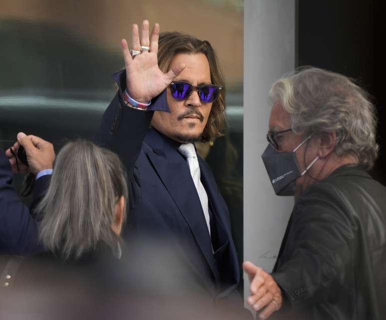 Filha de Johnny Depp revela motivo de não comentar batalha