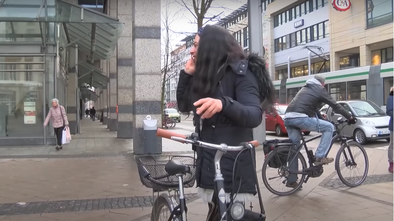 Ella com sua bicicleta em Magdeburg