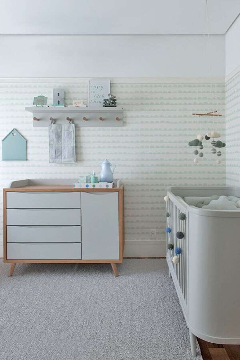 40. Papel de parede delicado para quartinho de beb&ecirc; completo decorado em cores claras &ndash; Foto: Houzz