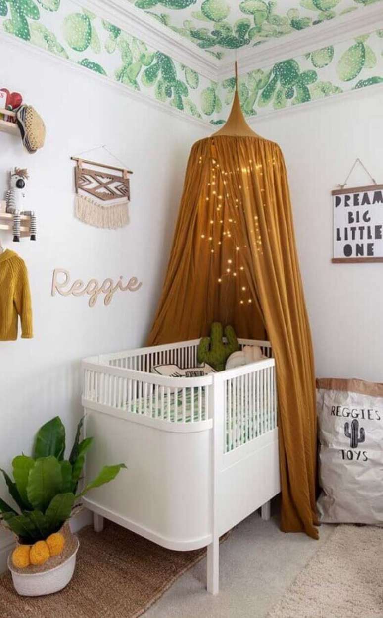 62. Quartinho de beb&ecirc; unissex decorado com papel de parede no teto e dossel marrom &ndash; Foto: Decor F&aacute;cil