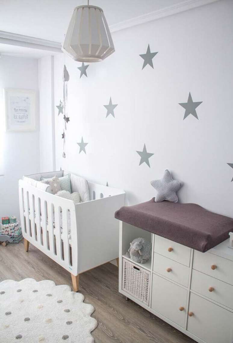 19. Decora&ccedil;&atilde;o clean para quartinho de beb&ecirc; simples com estrelas na parede &ndash; Foto: Decor F&aacute;cil