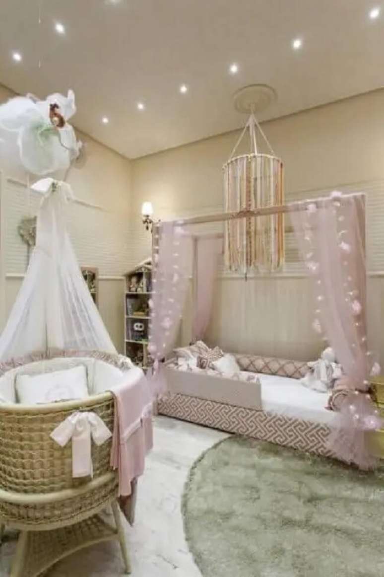 38. Cama montessoriana, ber&ccedil;o e carpete para quarto. Fonte: Casa Cor Bahia 2017