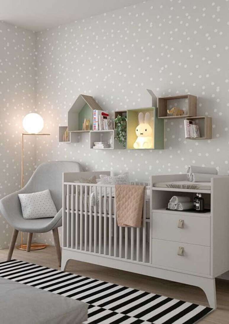 48. Quartinho de beb&ecirc; cinza decorado com papel de parede de bolinhas &ndash; Foto: Decor F&aacute;cil