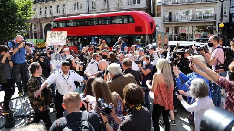 Multidão aguardava chegada de Jhonny Depp ao tribunal em Londres em 2020
