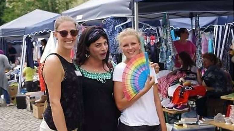 Ella com Edna e Lisa em um festival de rua