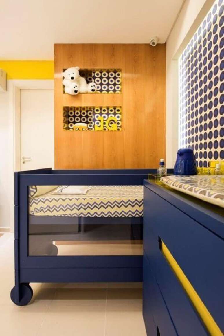51. Quartinho de beb&ecirc; decorado com parede de madeira e moveis azuis &ndash; Foto: Decor F&aacute;cil