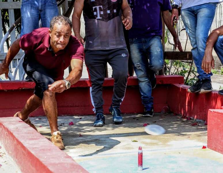 Atleta atirando a malha. Competição reúne moradores do bairro @André Santos/Agência Mural