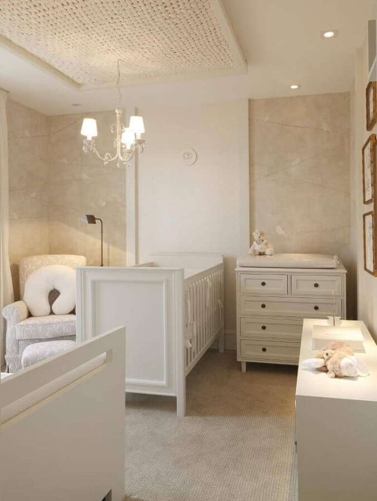 15. Cores neutras para quartinho de beb&ecirc; completo decorado com m&oacute;veis brancos &ndash; Foto: Decor F&aacute;cil