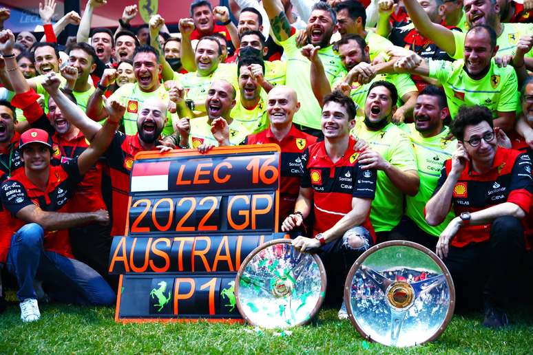 A foto &eacute; representativa enquanto Leclerc &eacute; celebrado, Sainz vai ficando de lado