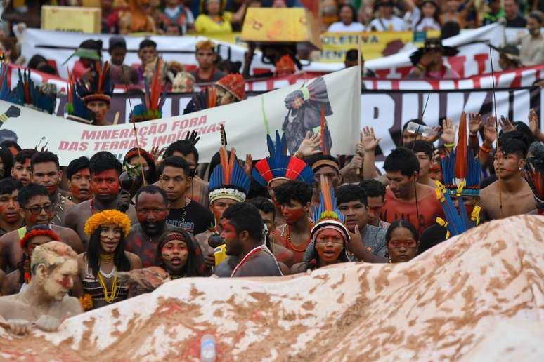 Indígenas acampados no em Brasília no Acampamento Terra Livre, realizam ato Marcha (ouro de sangue) na Esplanada dos Ministérios e na frente do Ministério de Minas e Energia