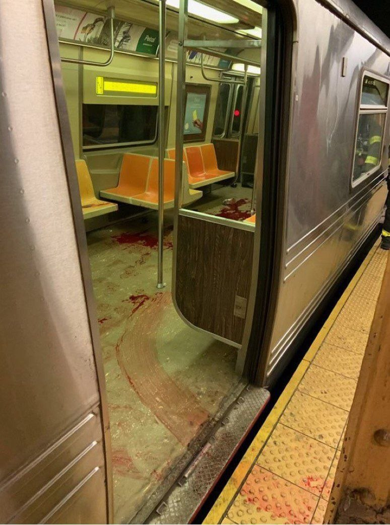 Imagens nas redes sociais mostram um dos vagões da estação do Brooklyn com manchas de sangue