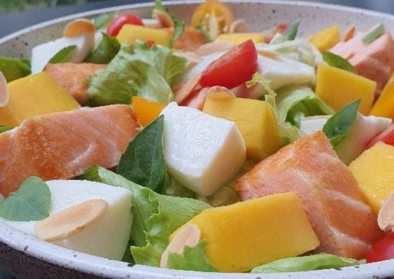 Salada de salmão com manga – Foto: Reprodução