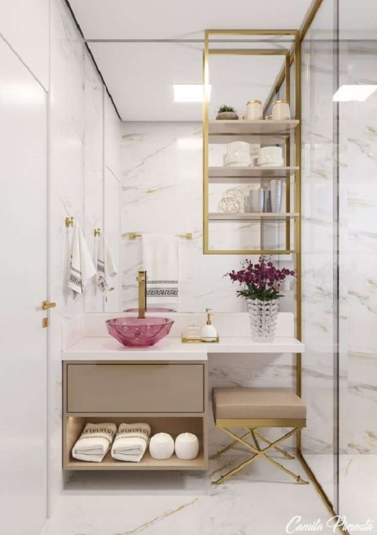 12. Banheiro luxuoso decorado com acessórios para banheiro dourado e cuba rosa – Foto Camila Pimenta Arquitetura