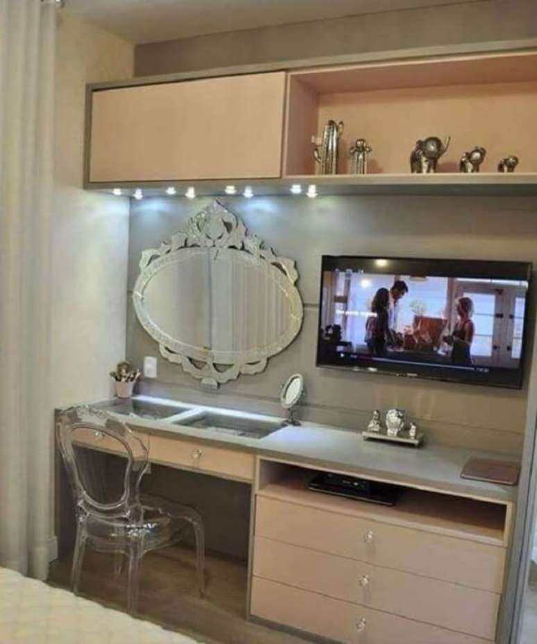 37. O painel para tv no quarto também conecta penteadeira e cômoda. Fonte: Decoração de Casa