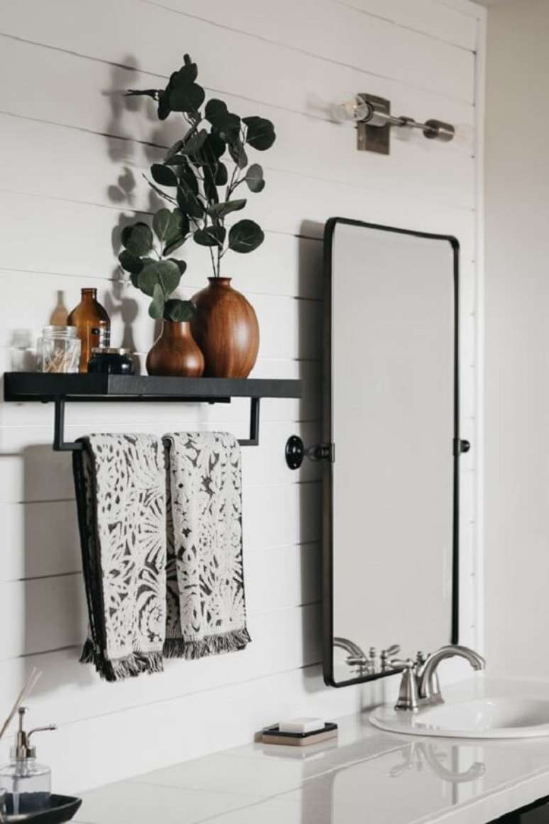 10. Acessórios para banheiro preto com espelho – Foto David And Leanna
