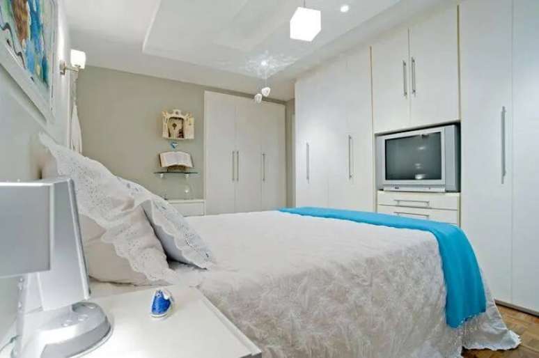 44. Tv no quarto de casal embutido no guarda roupa. Fonte: Homify