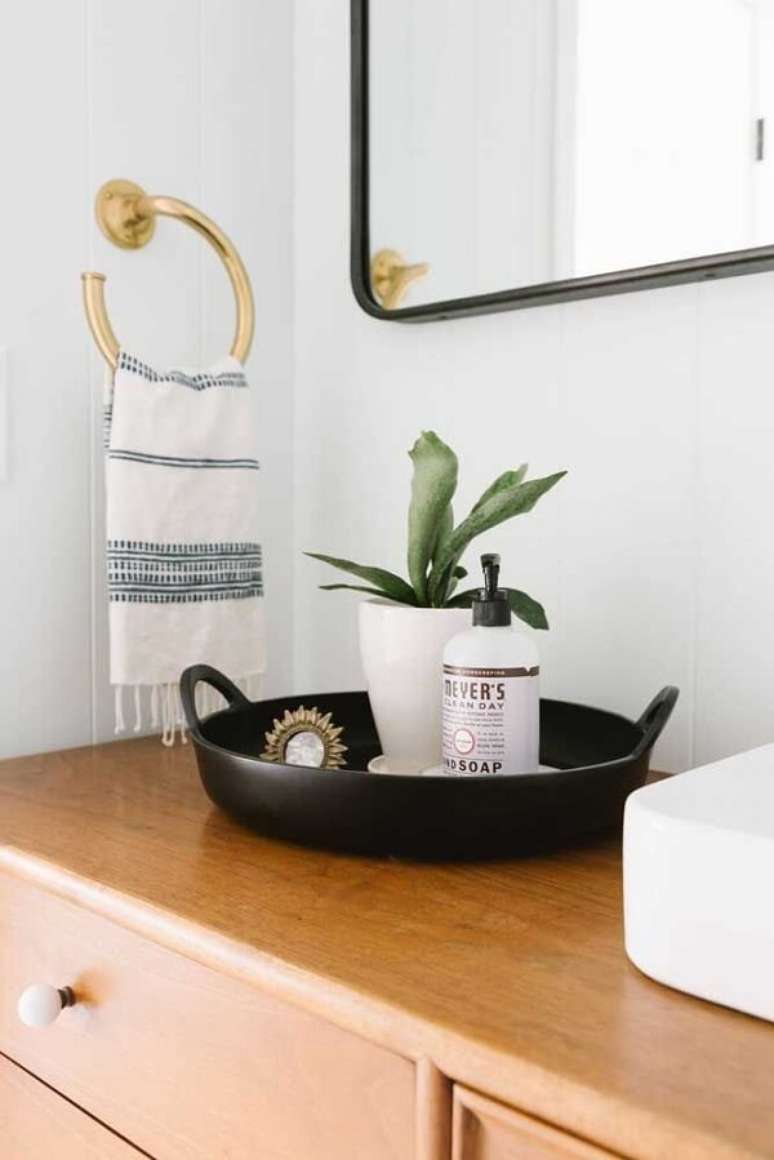 26. Acess&oacute;rios para banheiro dourado com porta toalha &ndash; Foto Decor Facil