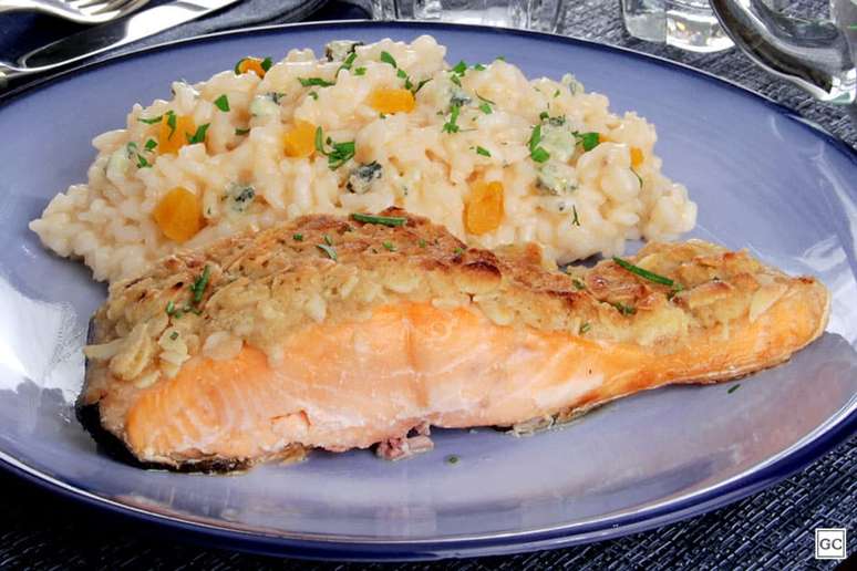 Salmão com crosta crocante e risoto agridoce – Foto: Guia da Cozinha