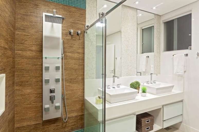 50. Decora&ccedil;&atilde;o de banheiro chique com revestimento amadeirado &ndash; Foto Laura Santos