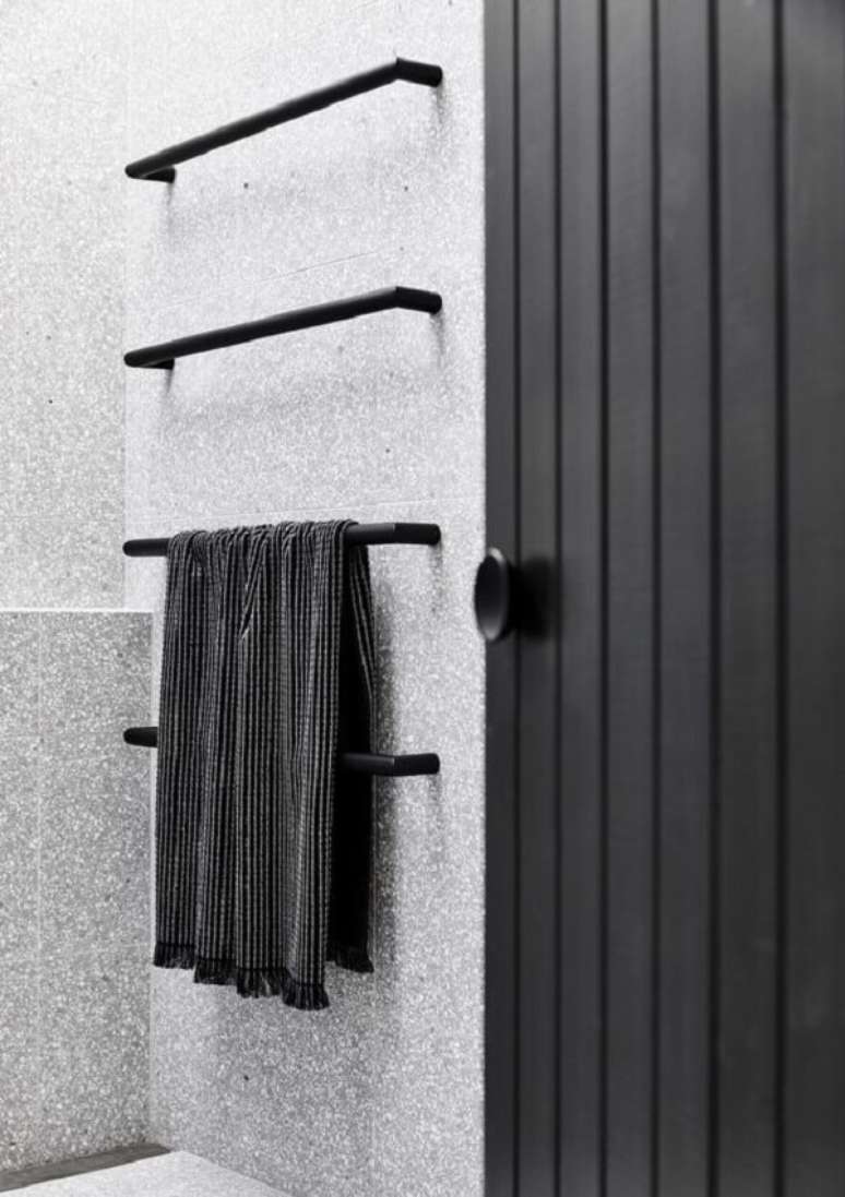 38. Acessórios para banheiro com porta toalha preto – Foto Archilovers