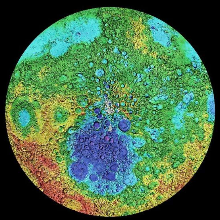 As cores mostram altitudes no Pólo Sul da Lua: roxo (profundidade superior a 9 mil metros), verde (altitude zero), amarelo (2 mil metros acima do nível da superfície), laranja (4 mil metros) e vermelho (8,2 mil metros). A Bacia de Aitken, uma cratera com cerca de 2,5 mil km de diâmetro e 12 km de profundidade, é a grande mancha roxa e azul escura.