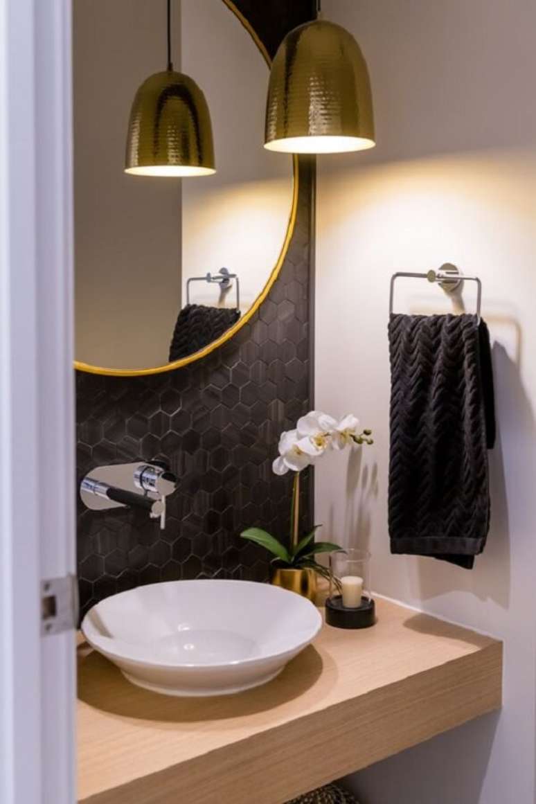 15. Acessórios para banheiro preto e dourado moderno – Foto Plantatin Homes