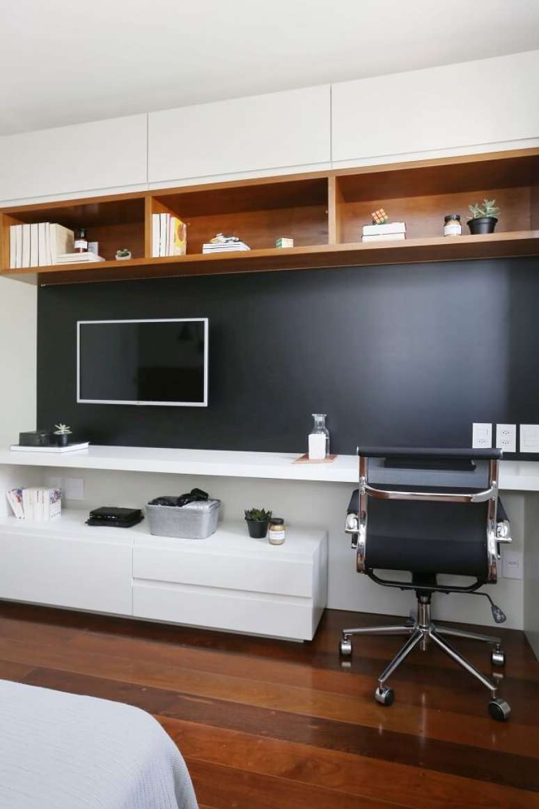35. Móveis para tv no quarto com escrivaninha planejada. Fonte: Degradê Decoração