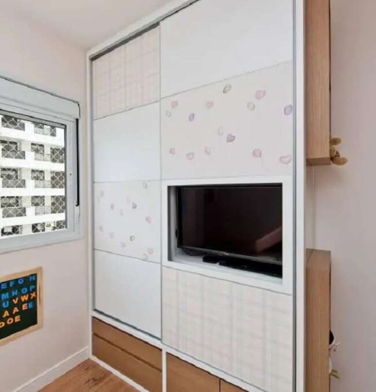 31. Guarda-roupa infantil com tv no quarto pequeno. Fonte: ConstruindoDECOR