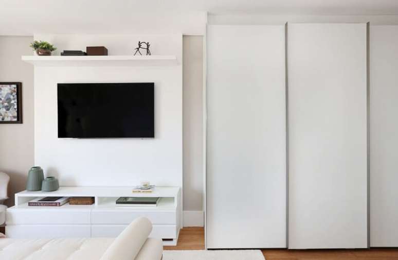 7. Móveis para tv no quarto feitos em marcenaria branca. Fonte: Karen Pisacane