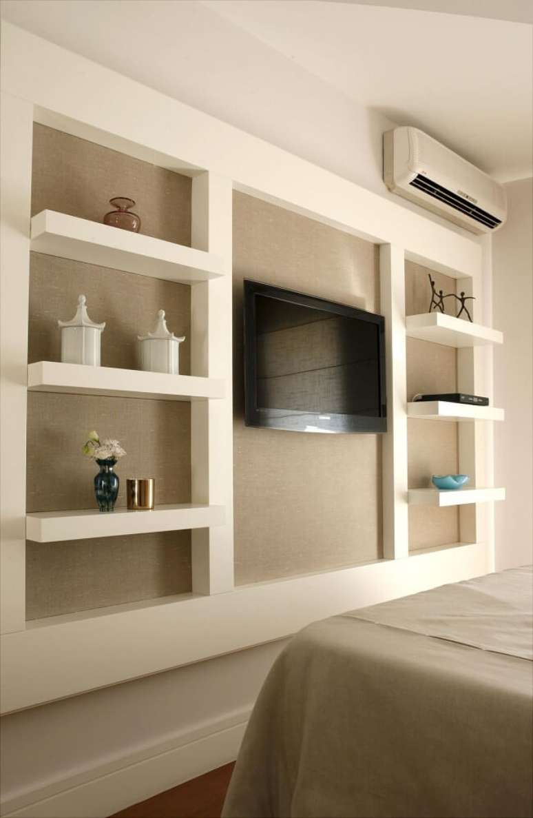 5. Modelo de painel para tv no quarto feito em marcenaria branca. Fonte: Nice de Cara Arquitetura