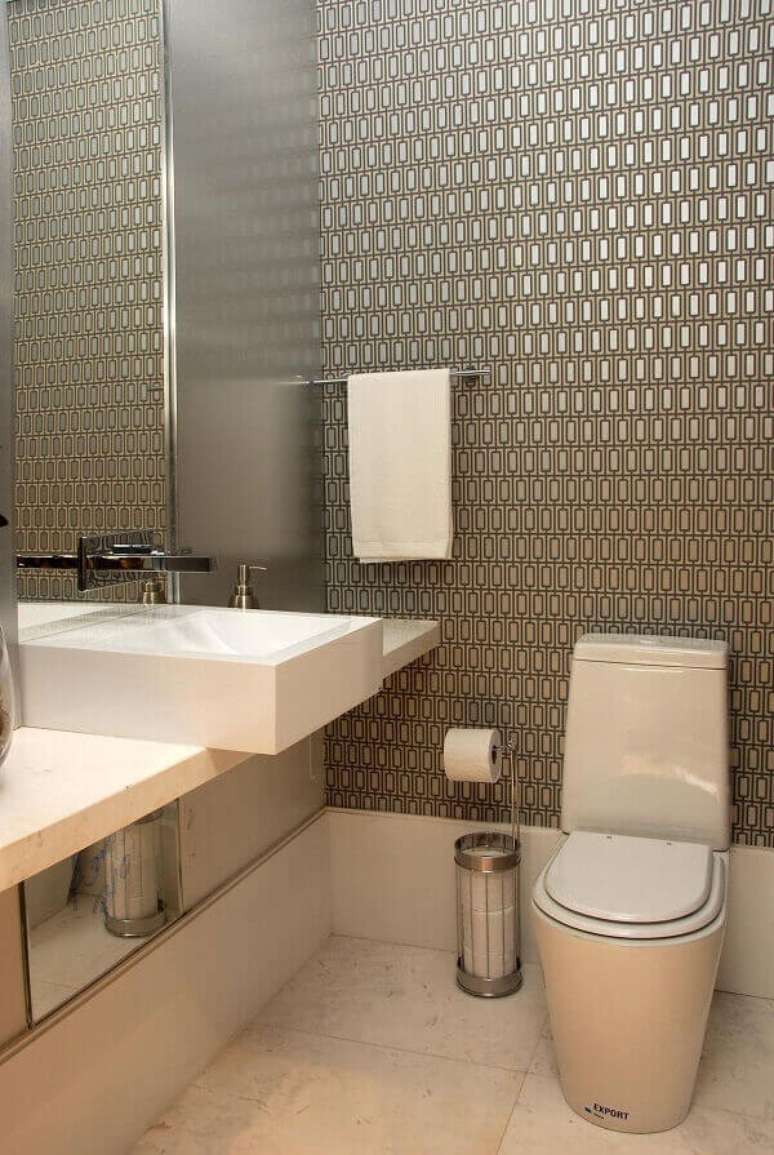 9. Papel de parede para banheiro chique com cuba branca – Foto Teresinha Nigri