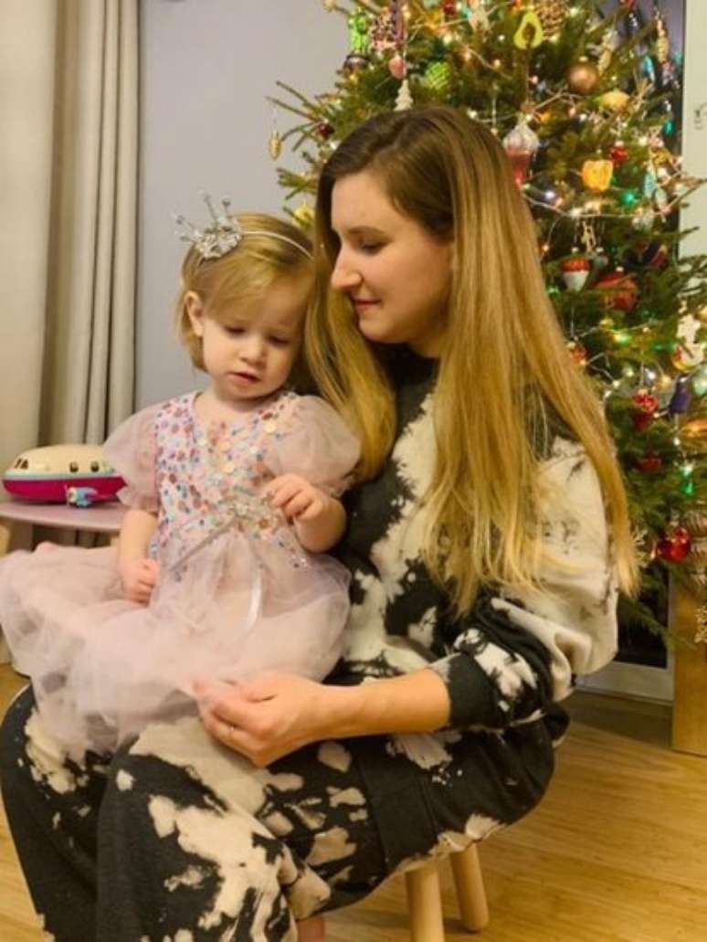 Sasha Makoviy com sua filha de dois anos Vira em sua casa em Kiev no Natal passado