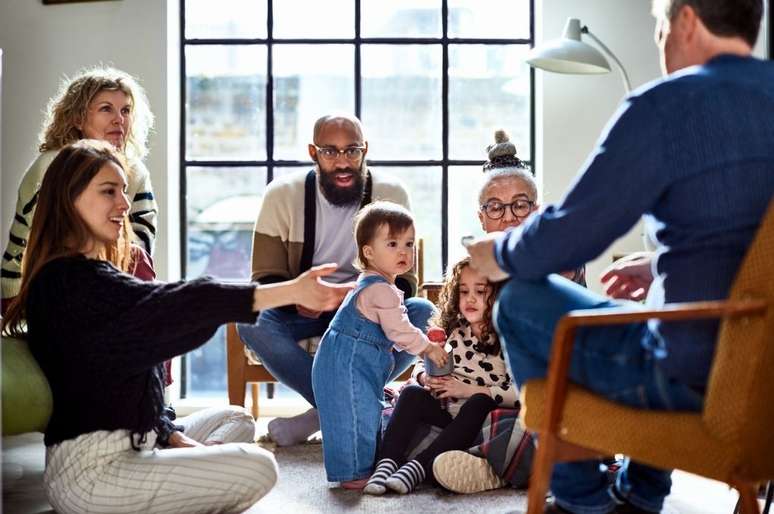 familia reunida em torno de bebê