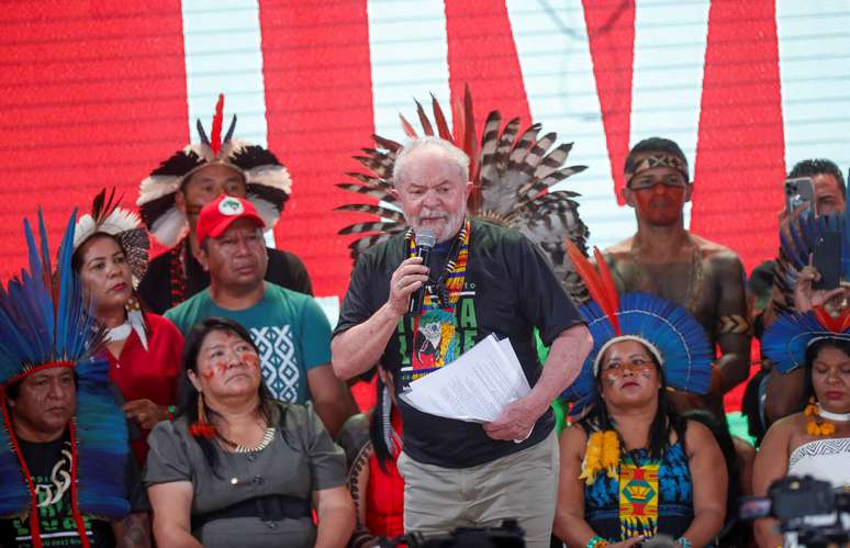 Lula promete ministério e fim de proposta de exploração das terras indígenas