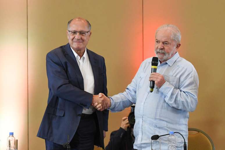 Alckmin e Lula durante encontro para definição da chapa à Presidência da República
