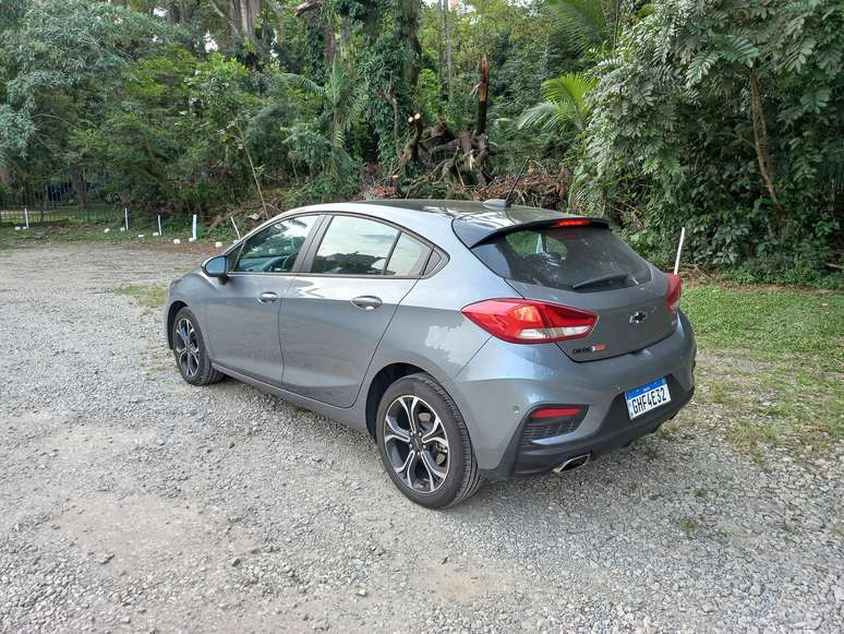 Chevrolet Cruze RS: caída da coluna C lembra um SUV cupê.