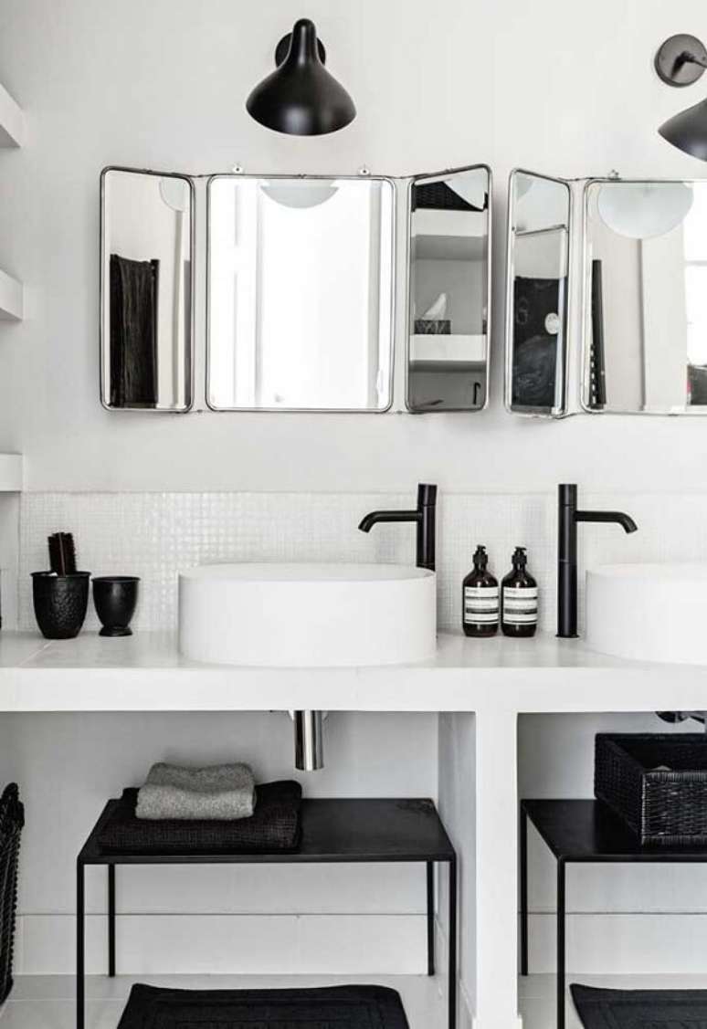18. Acessórios para banheiro preto e branco – Foto Decor Facil