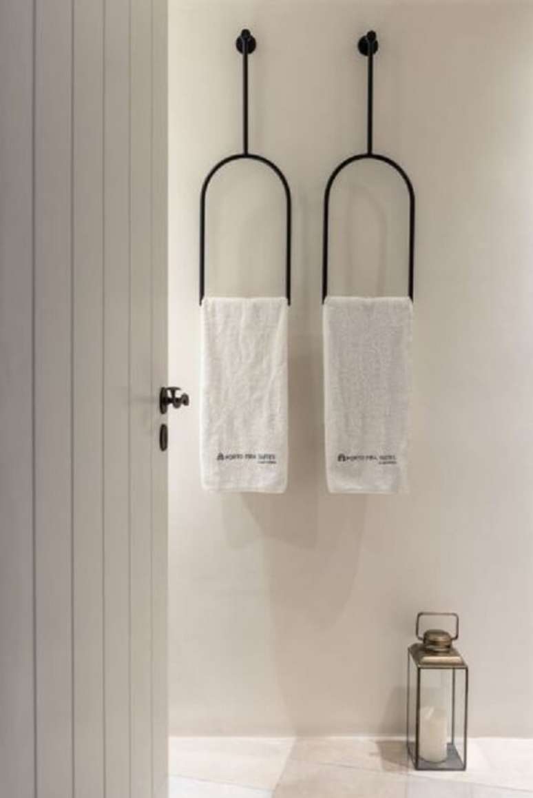 37. Acessórios para banheiro com porta toalhas preto – Foto casa Tres chic