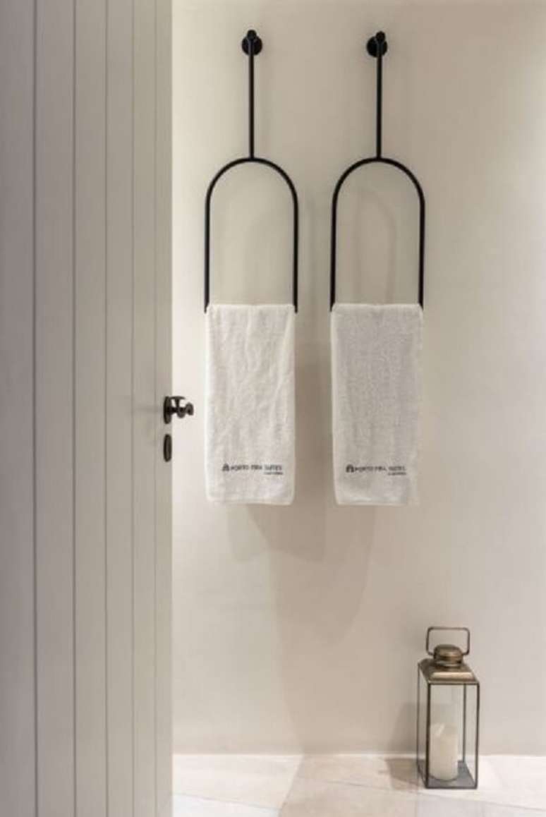 37. Acess&oacute;rios para banheiro com porta toalhas preto &ndash; Foto casa Tres chic