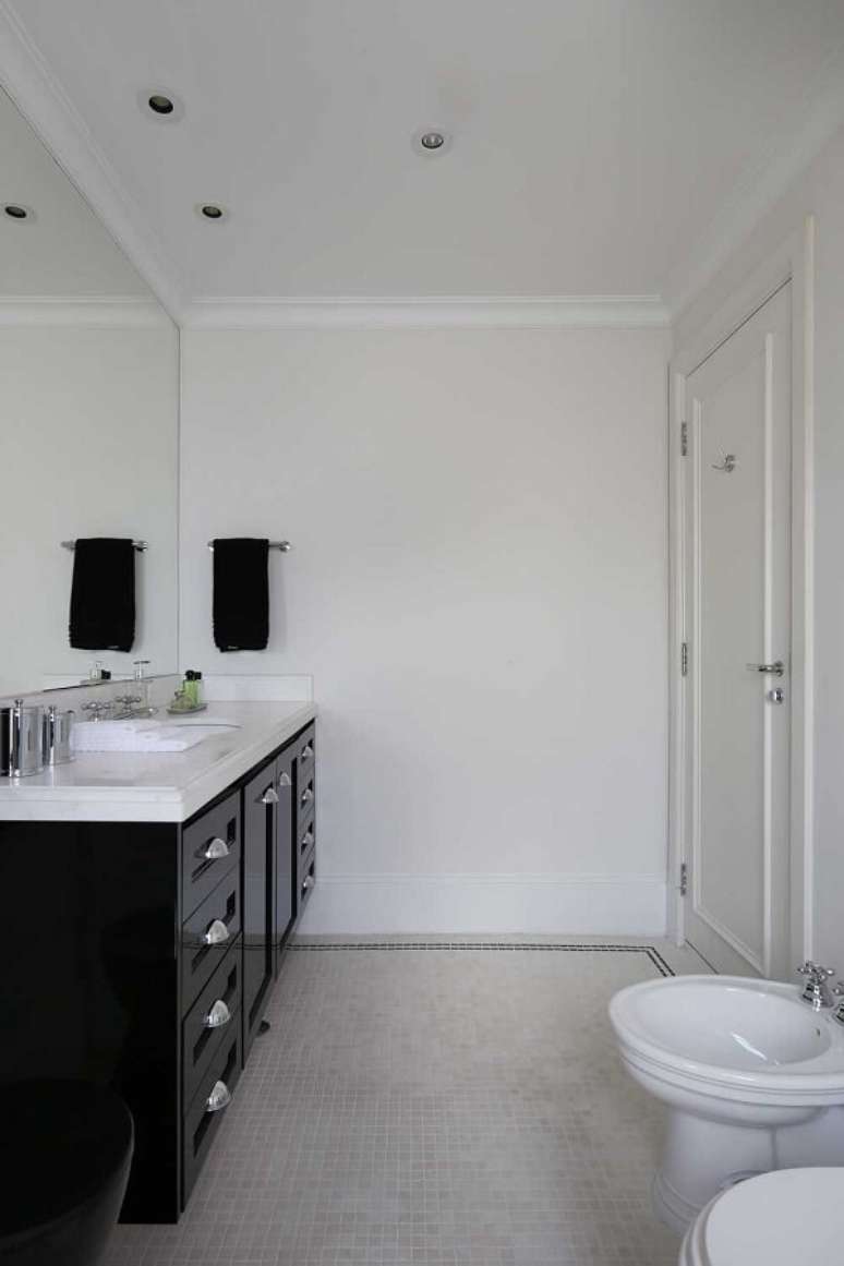 62. Banheiro chique com gabinete preto – Foto Mauricio Karam