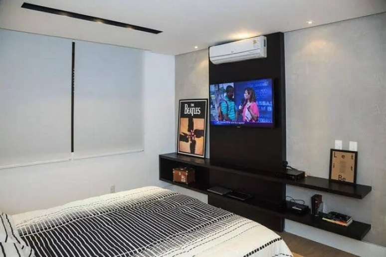 13. A tv no quarto foi fixada no painel preto. Fonte: Ideia Brasil