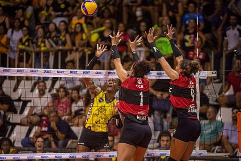 Sesc RJ Flamengo e Dentil/Praia Clube fizeram jogo de cinco sets no Tijuca Tênis Clube (Foto: Paula Reis)