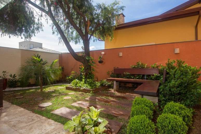 68. Quintal decorado com folhagem para jardim e bancos de madeira – Foto SA Engenharia e Arquiteutra